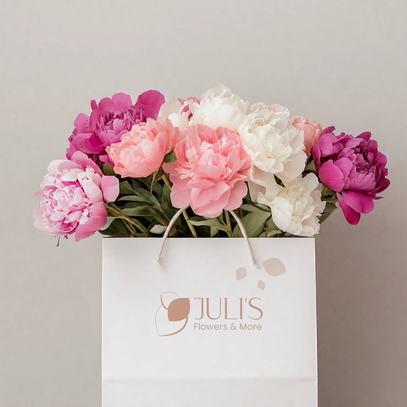 שקית מתנה לבנה של Juli's מלאה פיוני ורודים
